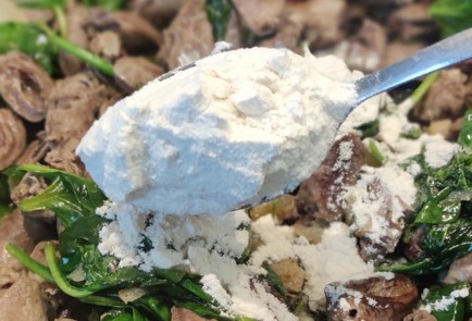 Фото шага рецепта Куриные сердечки со шпинатом в сливочном соусе 173452 шаг 11  