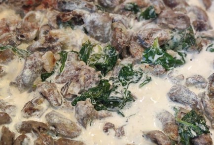 Фото шага рецепта Куриные сердечки со шпинатом в сливочном соусе 173452 шаг 12  