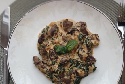 Фото шага рецепта Куриные сердечки со шпинатом в сливочном соусе 173452 шаг 14  