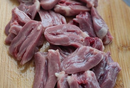 Фото шага рецепта Куриные сердечки со шпинатом в сливочном соусе 173452 шаг 2  