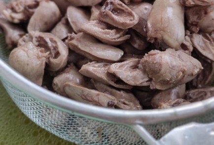 Фото шага рецепта Куриные сердечки со шпинатом в сливочном соусе 173452 шаг 4  