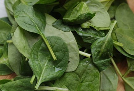 Фото шага рецепта Куриные сердечки со шпинатом в сливочном соусе 173452 шаг 7  