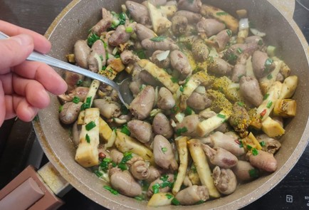 Фото шага рецепта Куриные сердечки тушенные с овощами в сметанном соусе 175893 шаг 10