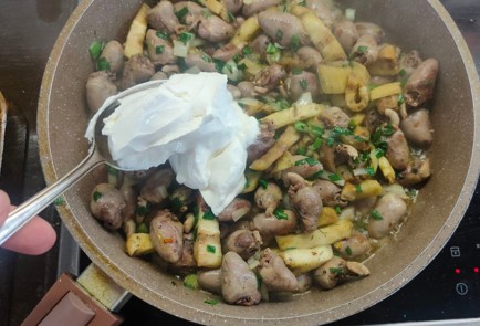 Фото шага рецепта Куриные сердечки тушенные с овощами в сметанном соусе 175893 шаг 11