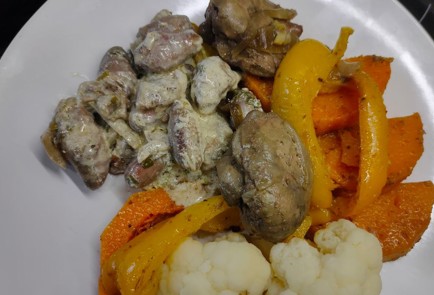 Фото шага рецепта Куриные сердечки тушенные с овощами в сметанном соусе 175893 шаг 13