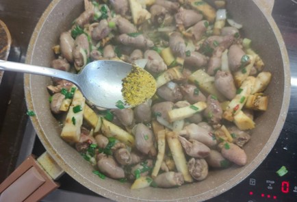 Фото шага рецепта Куриные сердечки тушенные с овощами в сметанном соусе 175893 шаг 9