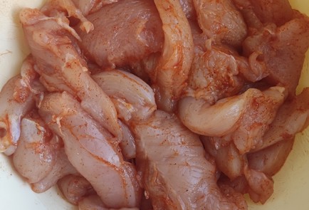 Фото шага рецепта Куриные стрипсы в сырном кляре 174556 шаг 4  