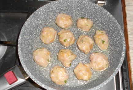 Фото шага рецепта Куриные тефтели с булгуром и овощами 152215 шаг 12  