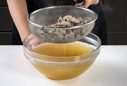 Фото шага рецепта Куриные желудки в томатном соусе 191078 шаг 4  