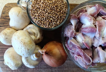 Фото шага рецепта Куриные желудочки с гречкой и грибами 190945 шаг 1  