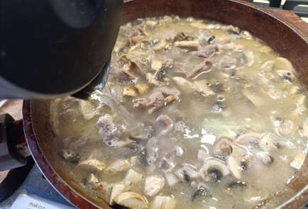 Фото шага рецепта Куриные желудочки с гречкой и грибами 190945 шаг 10  