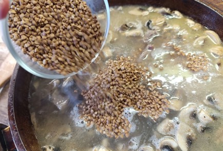 Фото шага рецепта Куриные желудочки с гречкой и грибами 190945 шаг 11  