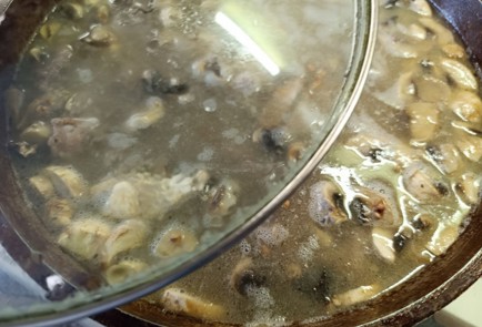 Фото шага рецепта Куриные желудочки с гречкой и грибами 190945 шаг 12  