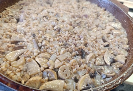 Фото шага рецепта Куриные желудочки с гречкой и грибами 190945 шаг 13  