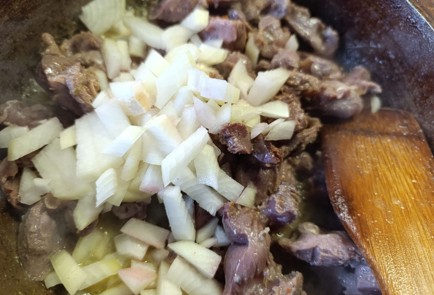 Фото шага рецепта Куриные желудочки с гречкой и грибами 190945 шаг 7  