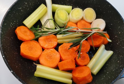 Фото шага рецепта Куриный бульон с беконом 175528 шаг 10  