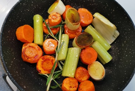 Фото шага рецепта Куриный бульон с беконом 175528 шаг 11  