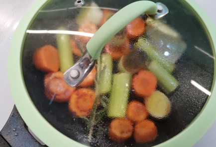 Фото шага рецепта Куриный бульон с беконом 175528 шаг 12  