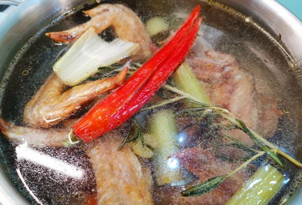 Фото шага рецепта Куриный бульон с беконом 175528 шаг 15  