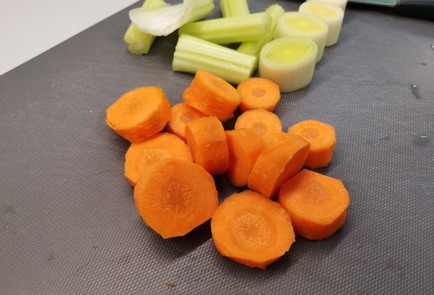 Фото шага рецепта Куриный бульон с беконом 175528 шаг 3  