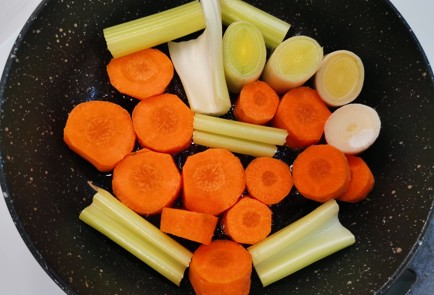 Фото шага рецепта Куриный бульон с беконом 175528 шаг 9  