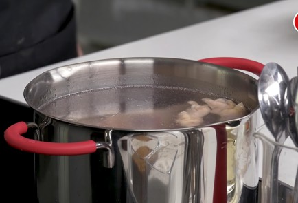 Фото шага рецепта Куриный бульон с манными кнедликами 151568 шаг 1  