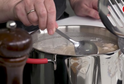 Фото шага рецепта Куриный бульон с манными кнедликами 151568 шаг 2  