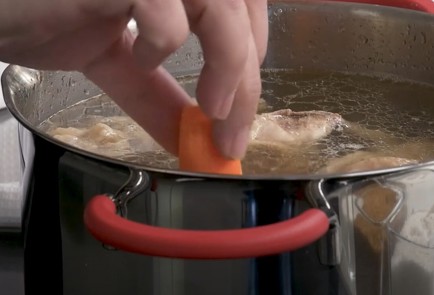 Фото шага рецепта Куриный бульон с манными кнедликами 151568 шаг 3  