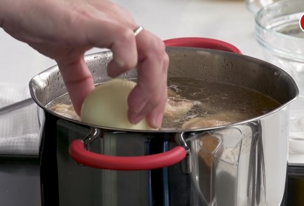 Фото шага рецепта Куриный бульон с манными кнедликами 151568 шаг 4  