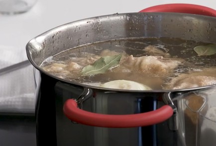 Фото шага рецепта Куриный бульон с манными кнедликами 151568 шаг 5  