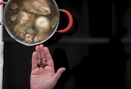 Фото шага рецепта Куриный бульон с манными кнедликами 151568 шаг 6  