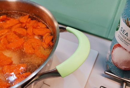 Фото шага рецепта Куриный бульон с топпингом из яйца 153101 шаг 6  