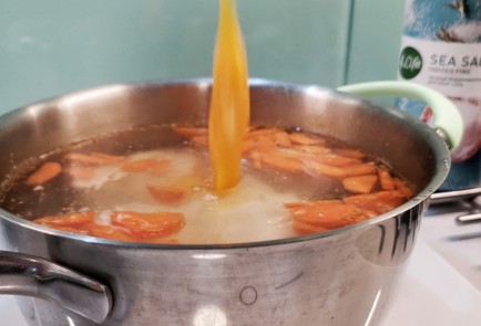 Фото шага рецепта Куриный бульон с топпингом из яйца 153101 шаг 7  