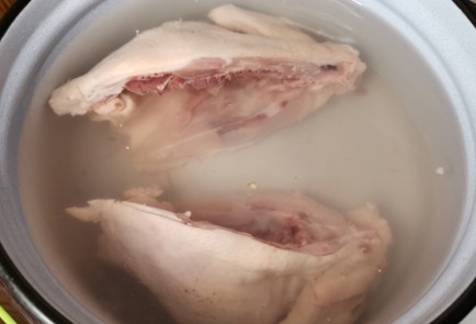 Фото шага рецепта Куриный бульон с яйцом 189460 шаг 2  