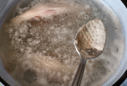 Фото шага рецепта Куриный бульон с яйцом 189460 шаг 3  