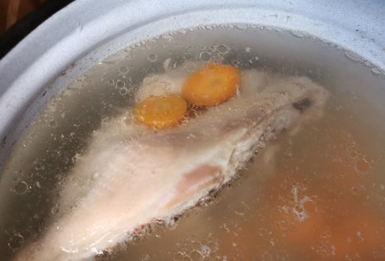 Фото шага рецепта Куриный бульон с яйцом 189460 шаг 4  