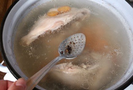 Фото шага рецепта Куриный бульон с яйцом 189460 шаг 5  