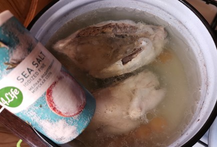 Фото шага рецепта Куриный бульон с яйцом 189460 шаг 6  