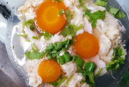 Фото шага рецепта Куриный бульон с яйцом 189460 шаг 9  