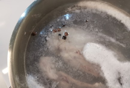 Фото шага рецепта Куриный бульон с яйцом 190738 шаг 5  