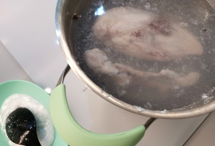 Фото шага рецепта Куриный бульон с яйцом 190738 шаг 6  