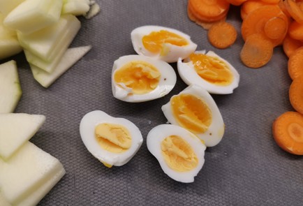 Фото шага рецепта Куриный бульон с яйцом 190738 шаг 8  