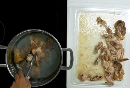 Фото шага рецепта Куриный бульон 151157 шаг 2  