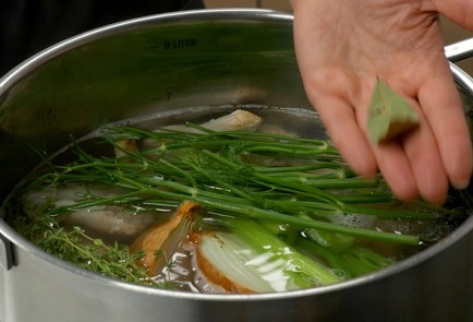 Фото шага рецепта Куриный бульон 151157 шаг 6  