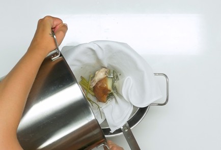 Фото шага рецепта Куриный бульон 151157 шаг 7  