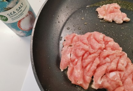 Фото шага рецепта Куриный фарш в соусе дорблю 186826 шаг 2  