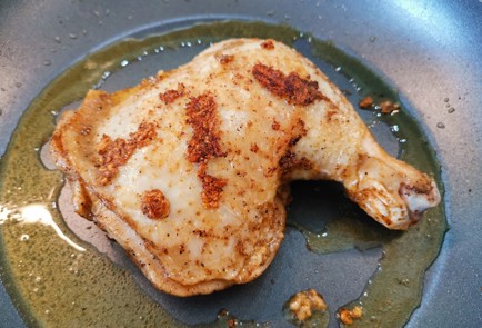 Фото шага рецепта Куриный окорочок на сковороде 186983 шаг 10  