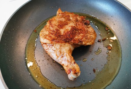 Фото шага рецепта Куриный окорочок на сковороде 186983 шаг 11  