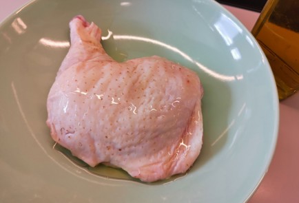 Фото шага рецепта Куриный окорочок на сковороде 186983 шаг 2  