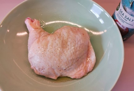 Фото шага рецепта Куриный окорочок на сковороде 186983 шаг 3  